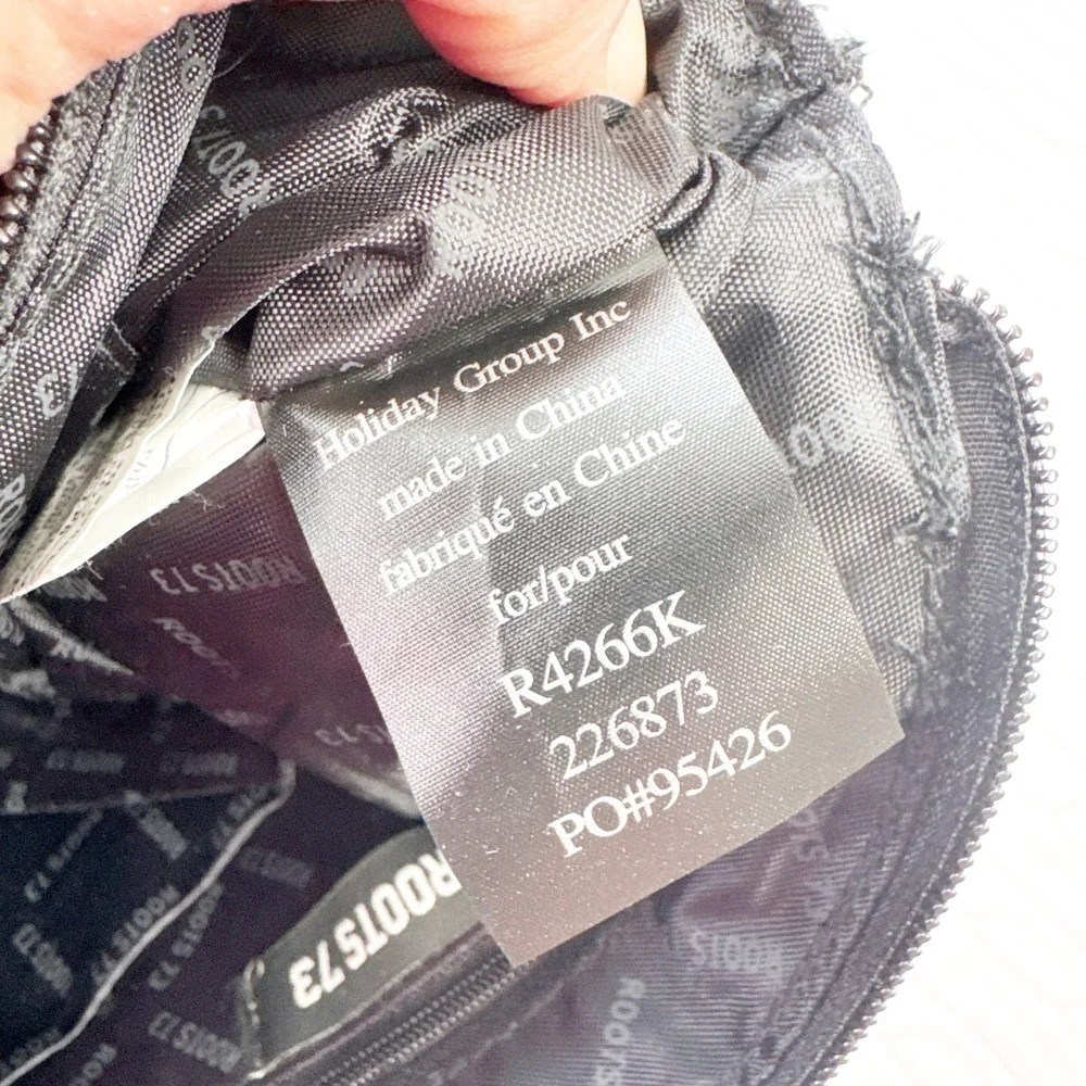 Roots 73‎ Cosmetic Pouch Unisex One Size Black Solid Zip Travel Toiletry Bag